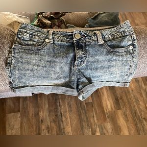 Jean shorts acid washed